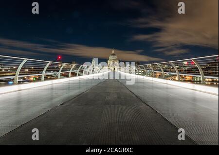 Blick auf St Paul's Cathedral von der Millennium Bridge, London Stockfoto