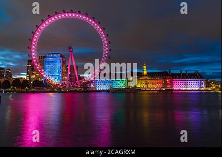 London Eye, beleuchtet bei Nacht, London Stockfoto