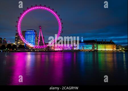 London Eye, beleuchtet bei Nacht, London Stockfoto