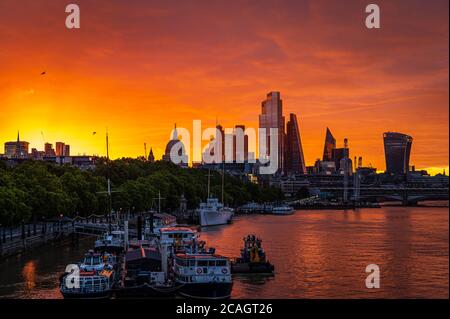 Sonnenaufgang im Zentrum von London, mit der Sonne scheint gerade, London Stockfoto