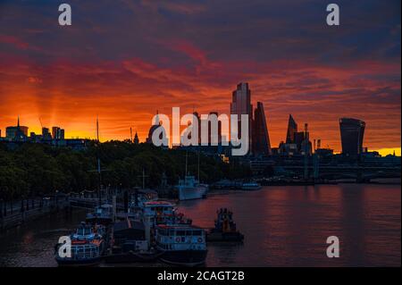 Sonnenaufgang im Zentrum von London, mit der Sonne scheint gerade, London Stockfoto