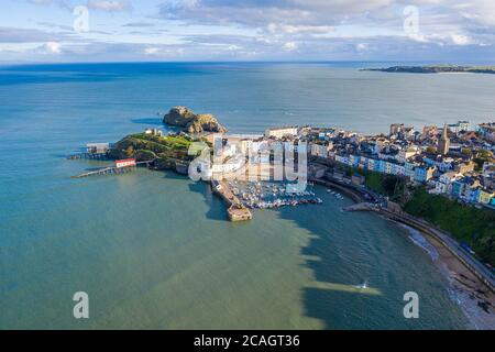 Tenby Hafen von oben an einem Sommertag Stockfoto