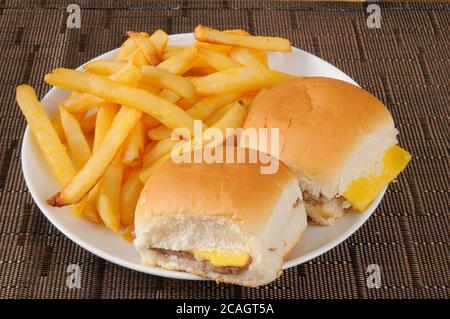 Zwei kleine Cheeseburger und pommes Frites Stockfoto