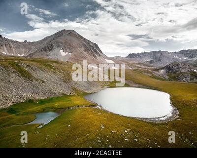 Schöne Landschaft der Bergseen an der Grenze zu Kasachstan und Kirgisistan. Luftaufnahme auf der Drohne Stockfoto