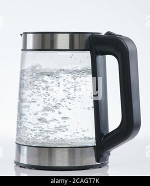 Wasser kocht in elektrischen Topf isoliert auf weißem Studio Hintergrund Stockfoto