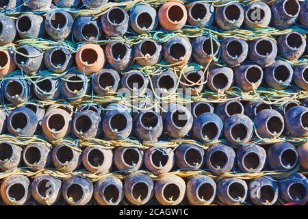 Fuengirola, Provinz Malaga, Costa del Sol, Andalusien, Südspanien. Gestapelte Tintenfischtöpfe im Hafen. Stockfoto