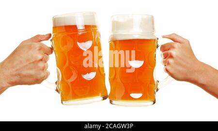 Zwei Hände toasten mit Bier in dicken Biergläsern Stockfoto