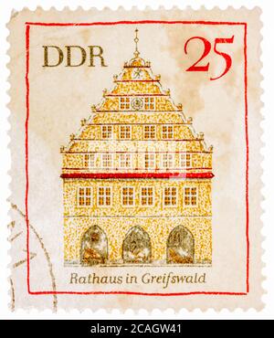 Die in der DDR gedruckte Briefmarke zeigt das Rathaus von Greifswald Stockfoto
