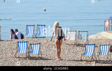 Brighton UK 7. August 2020 - Sonnenanbeter genießen das schöne heiße, sonnige Wetter am Brighton Beach an dem, was vorhergesagt wurde, der heißeste Tag des Jahres zu sein, mit Temperaturen, die das hohe 30 in einigen Teilen des Südostens heute erreichen: Kredit Simon Dack / Alamy Live Nachrichten Stockfoto