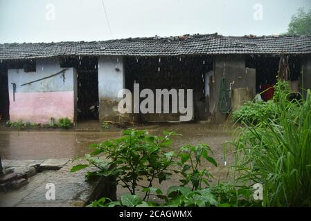 Regen im Dorf. Schöne Dorf Foto Hintergrund. Stockfoto