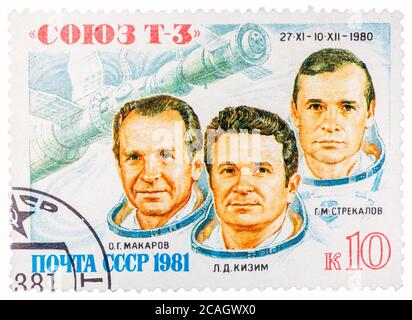Die in der UdSSR gedruckte Briefmarke zeigt die sowjetischen Kosmonauten Makarov, Kizim, Strekalov und ein Transportsackschiff 'Sojus-T3' Stockfoto