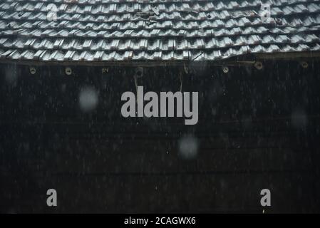 Regen im Dorf. Schöne Dorf Foto Hintergrund. Stockfoto