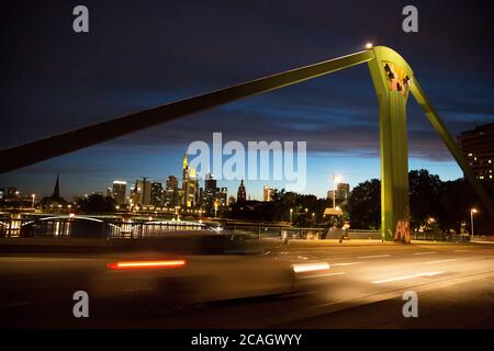 28.06.2020, Frankfurt am Main, Hessen, Deutschland - Skyline des Bankenviertels in der Stadt in der Abenddämmerung, Panoramablick aus Richtung Süden Stockfoto