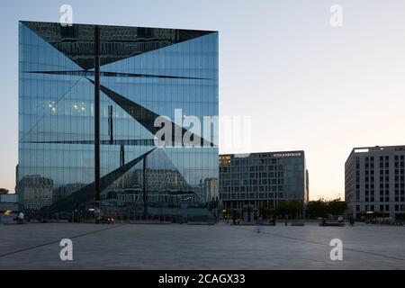 23.06.2020, Berlin, Berlin, Deutschland - das markante Bürogebäude Cube Berlin am Washingtonplatz vor dem Hauptbahnhof. Im gefalteten Glas fa Stockfoto