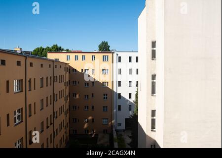 09.06.2019, Berlin, , Deutschland - Blick aus einem Fenster in einen typischen Berliner Hinterhof umgeben von renovierten Mietwohnungen im Stadtteil Moabit Stockfoto