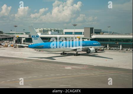 30.07.2020, Singapur, , Singapur - Boeing 777-300 Passagierflugzeug der niederländischen KLM Asia an einem Gate am Terminal 1 des Changi Flughafens. Die globale Verbreitung Stockfoto