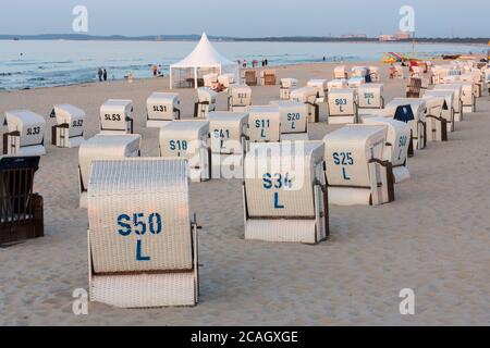 21.07.2018, Heringsdorf-Ahlbeck, Mecklenburg-Vorpommern, Deutschland - Strandkörbe finden Sie am Strand des Seebades Ahlbeck. 00U18072 Stockfoto