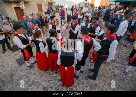 18.08.2018, San Mauro Castelverde, Sizilien, Italien - Tänzer in traditionellen Kostümen bereiten sich auf ihren Auftritt vor, a Tarantella. Die Tarantella kommt f Stockfoto