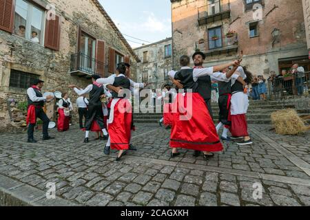 18.08.2018, San Mauro Castelverde, Sizilien, Italien - Tänzer in traditionellen Kostümen tanzen eine Tarantella. Die Tarantella kommt aus Süditalien und Be Stockfoto