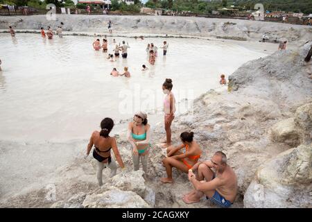 20.08.2018, Vulcano, Sizilien, Italien - Touristen und Einheimische nehmen ein Schwefelbad, Heilbad im Schwefelschlamm. Vulcano gehört zu den Äolischen Inseln Stockfoto