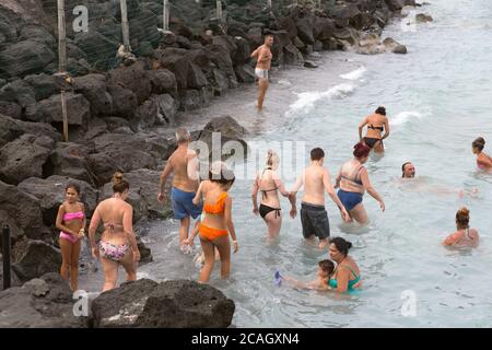 20.08.2018, Vulcano, Sizilien, Italien - Touristen und Einheimische baden in heißen Schwefelquellen. Vulcano gehört zu den Äolischen Inseln und ist vulkanisch Stockfoto