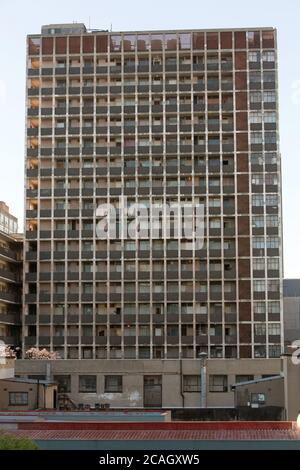 15.10.2018, Johannesburg, Gauteng, Südafrika - Hochhausfassade im Hillbrow-Viertel der Innenstadt von Johannesburg. Hillbrow wird berücksichtigt Stockfoto