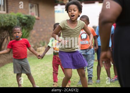 17.10.2018, Johannesburg, Gauteng, Südafrika - Kinderbetreuung für sozial benachteiligte Familien in einer Einrichtung des Diaconia AIDS Ministy projec Stockfoto