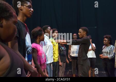 18.10.2018, Johannesburg, Gauteng, Südafrika - Schauspieler der Theatergruppe Outreach Foundation Hillbrow Proben ein Stück. Die Lutherische Gemeinschaft Heraus Stockfoto