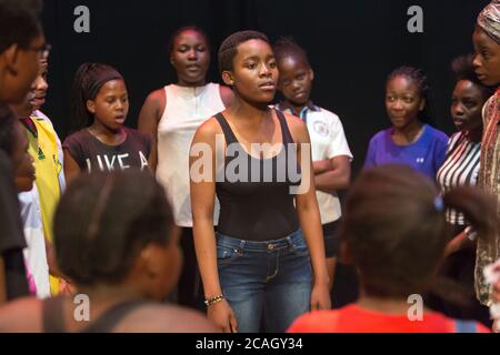 18.10.2018, Johannesburg, Gauteng, Südafrika - Schauspieler der Theatergruppe Outreach Foundation Hillbrow Proben ein Stück. Die lutherische Gemeinschaft O Stockfoto