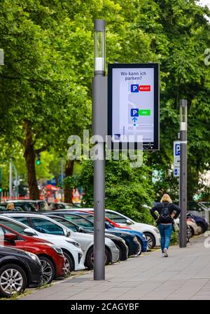 18.06.2020, Essen, Nordrhein-Westfalen, Deutschland - Intelligente Polen, intelligente Straßenlampen sind Parkwächter, kostenlose Ladestation für Elektro Stockfoto