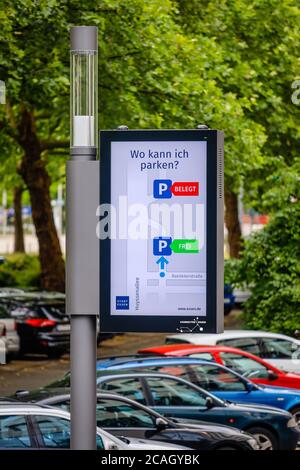 18.06.2020, Essen, Nordrhein-Westfalen, Deutschland - Intelligente Polen, intelligente Straßenlampen sind Parkwächter, kostenlose Ladestation für Elektro Stockfoto
