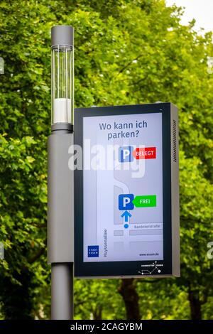 18.06.2020, Essen, Nordrhein-Westfalen, Deutschland - Intelligente Polen, intelligente Straßenlaternen sind Parkwächter, kostenlose Ladestation für Elektro Stockfoto