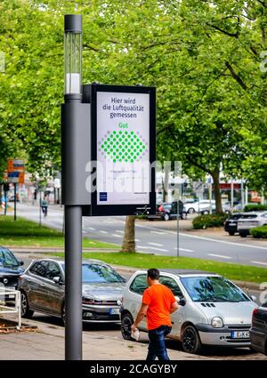 18.06.2020, Essen, Nordrhein-Westfalen, Deutschland - Intelligente Polen, intelligente Straßenlampen sind Parkwächter, kostenlose Ladestation für Elektro Stockfoto