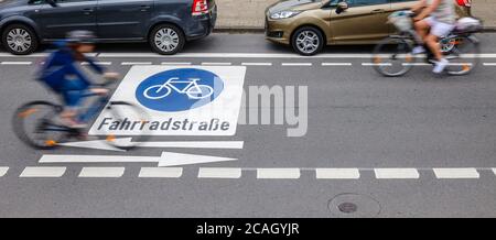 14.07.2020, Essen, Nordrhein-Westfalen, Deutschland - Radfahrer fahren auf der Neuen Fahrradstraße mit frisch applizierten Piktogrammen, hier die Kahrstraße in der Stockfoto