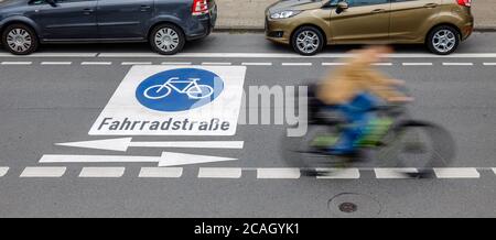 14.07.2020, Essen, Nordrhein-Westfalen, Deutschland - Radfahrer fahren auf neuer Fahrradstraße mit frisch angewendeten Piktogrammen, hier die Kahrstraße in der Stockfoto
