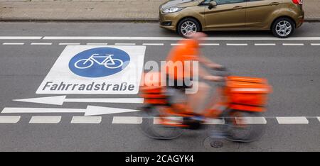 14.07.2020, Essen, Nordrhein-Westfalen, Deutschland - Radler fahren auf einer neuen Radroute mit frisch angewendeten Piktogrammen, hier die Kahrstraße im d Stockfoto