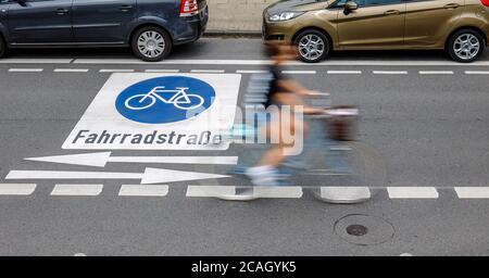 14.07.2020, Essen, Nordrhein-Westfalen, Deutschland - Radfahrer fahren auf einer neuen Fahrradstraße mit frisch angewendeten Piktogrammen, hier die Kahrstraße in der Stockfoto