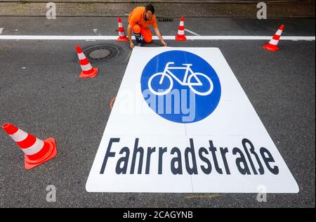 21.07.2020, Essen, Nordrhein-Westfalen, Deutschland - Neue Fahrradstraße, ein Spurmarkierer beim Auftragen der Fahrrad-Piktogramme, hier in der Busehofstraße i Stockfoto