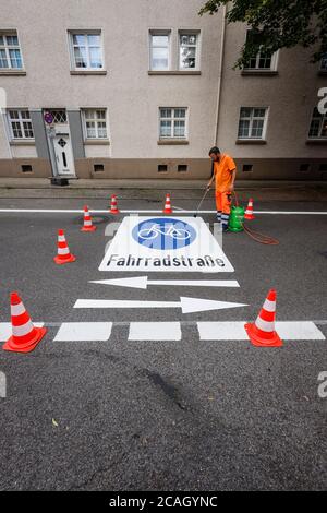 21.07.2020, Essen, Nordrhein-Westfalen, Deutschland - Neue Fahrradstraße, ein Spurmarkierer beim Auftragen der Fahrrad-Piktogramme, hier in der Busehofstraße i Stockfoto