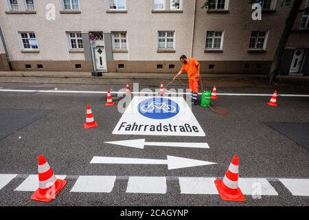 21.07.2020, Essen, Nordrhein-Westfalen, Deutschland - Neue Fahrradstraße, ein Spurmarkierer beim Auftragen der Fahrrad-Piktogramme, hier in der Busehofstraße i Stockfoto