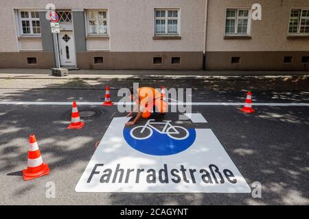 21.07.2020, Essen, Nordrhein-Westfalen, Deutschland - Neue Fahrradstraße, ein Spurmarkierer beim Auftragen der Fahrrad-Piktogramme, hier in der Busehofstraße i Stockfoto