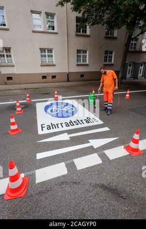 21.07.2020, Essen, Nordrhein-Westfalen, Deutschland - Neue Fahrradstraße, ein Spurmarkierer beim Auftragen der Fahrrad-Piktogramme, hier in der Busehofstraße i Stockfoto