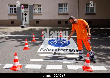 21.07.2020, Essen, Nordrhein-Westfalen, Deutschland - Neue Fahrradstraße, ein Spurmarkierer beim Auftragen der Fahrrad-Piktogramme, hier in der Busehofstraße i Stockfoto