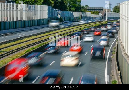 23.07.2020, Essen, Nordrhein-Westfalen, Deutschland - viele Autos fahren im Rush Hour Verkehr auf der Autobahn A40, eine Lärmbarriere reduziert die Lärmbelästigung Stockfoto