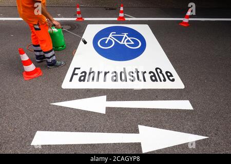 21.07.2020, Essen, Nordrhein-Westfalen, Deutschland - Neue Fahrradstraße, ein Spurmarkierer beim Auftragen der Fahrrad-Piktogramme, hier in der Busehofstraße i Stockfoto