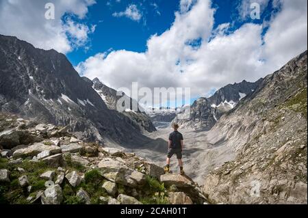 Wanderer genießen den Blick über den Oberaletschgletscher in den Schweizer Alpen Stockfoto