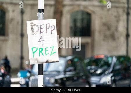 LONDON, ENGLAND - 28. JULI 2020: Plakat, das von einem Protestierenden vor dem High Court in London in der Verleumdungslib von Johnny Depp an einen Straßenlampost angebracht wurde Stockfoto