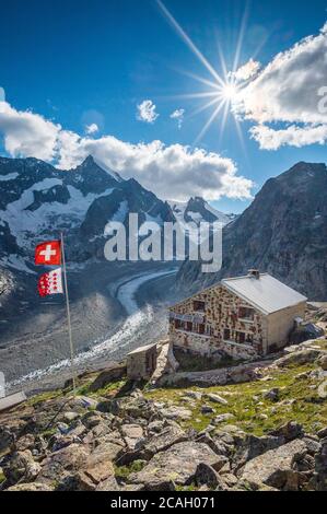 Oberaletschhütte mit Oberaletschgletscher und Schweizer und Walliser