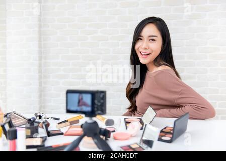 Junge schöne asiatische Frau Schönheit Influencer Aufnahme kosmetische Make-up Video Um auf Social Media vlog zu teilen Stockfoto