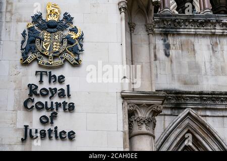 LONDON, ENGLAND - 28. JULI 2020: Nahaufnahme des königlichen Wappens an den Royal Courts of Justice, The Strand, London - 133 Stockfoto